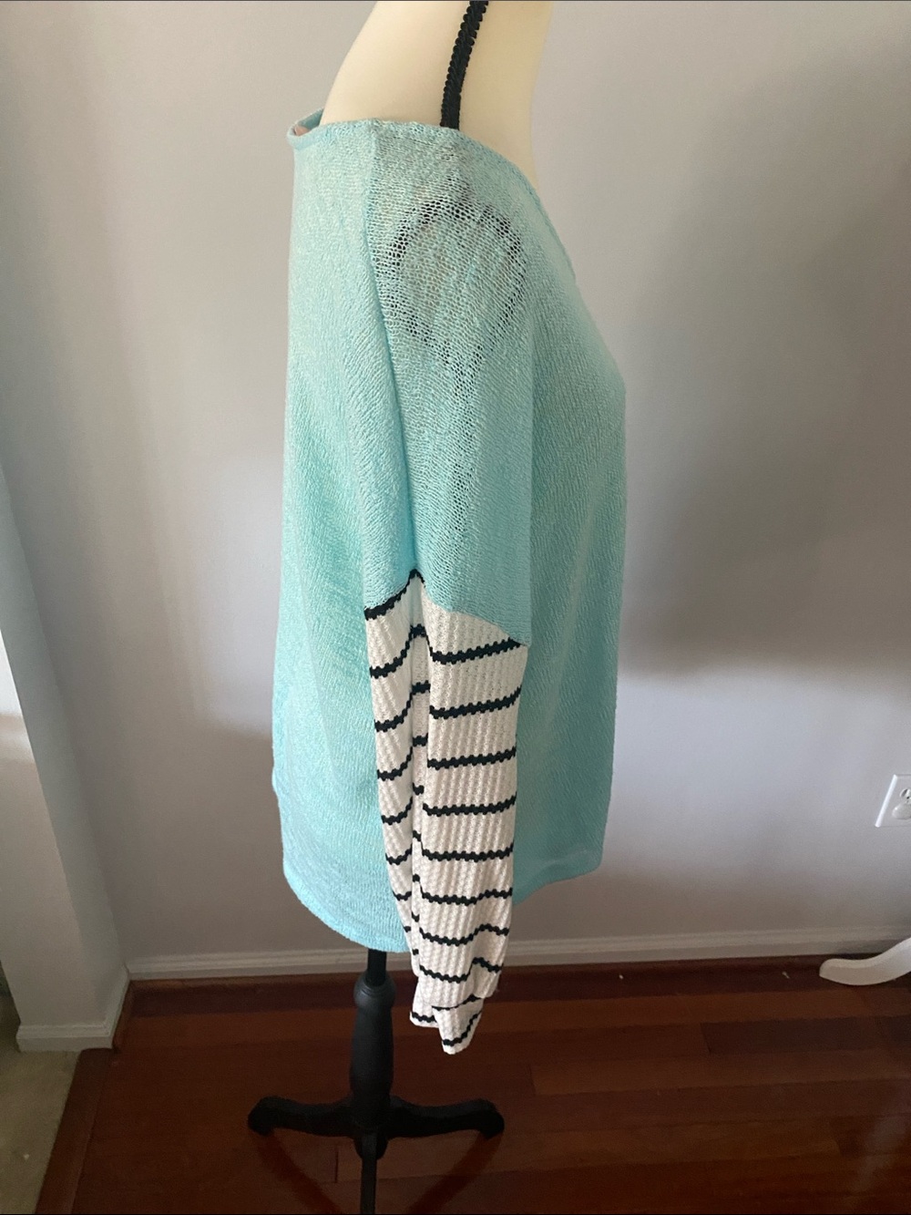 Pink lily size small blue sweater with contrast sleeves - Picture 3 of 6